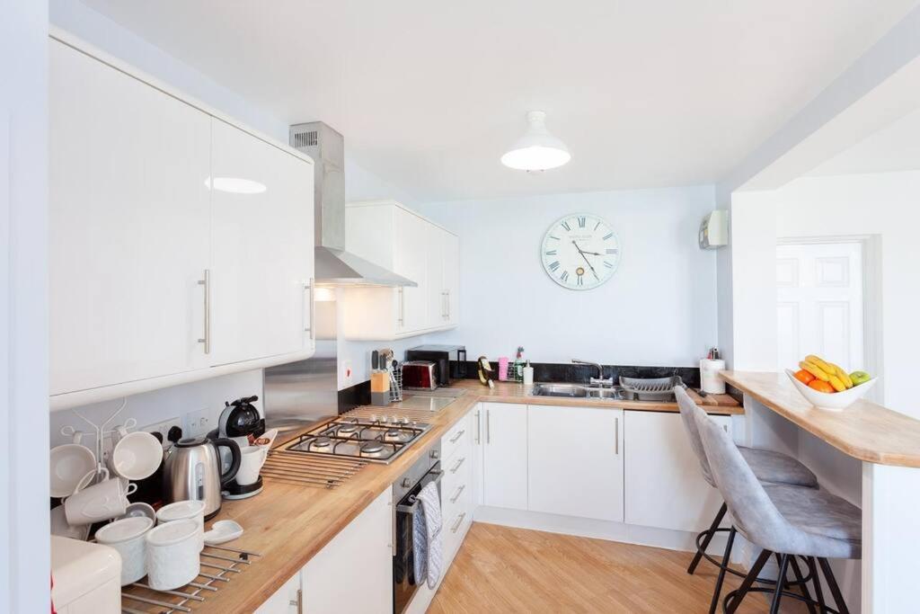 Apartment No 5 Compass - *